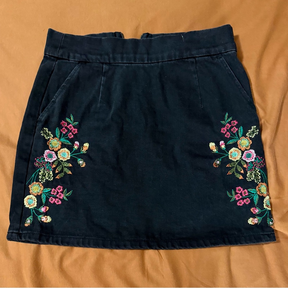 💥4/$20 Topshop Black Skirt with Colorful Floral Embroidery